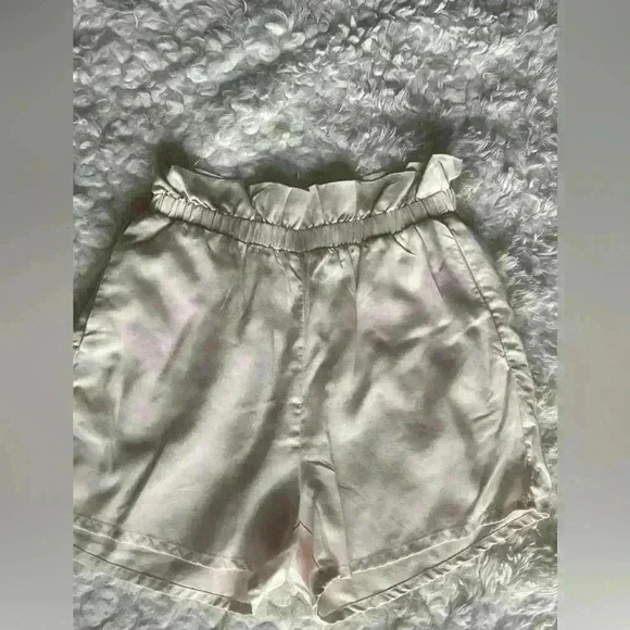 H&M cream shorts - Picture 4 of 10